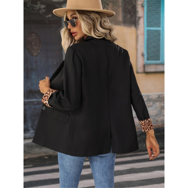 Damkavaj – Avslappnad passform – Lyxigt tyg – Enkel knäppning – Kontrasterande manschetter