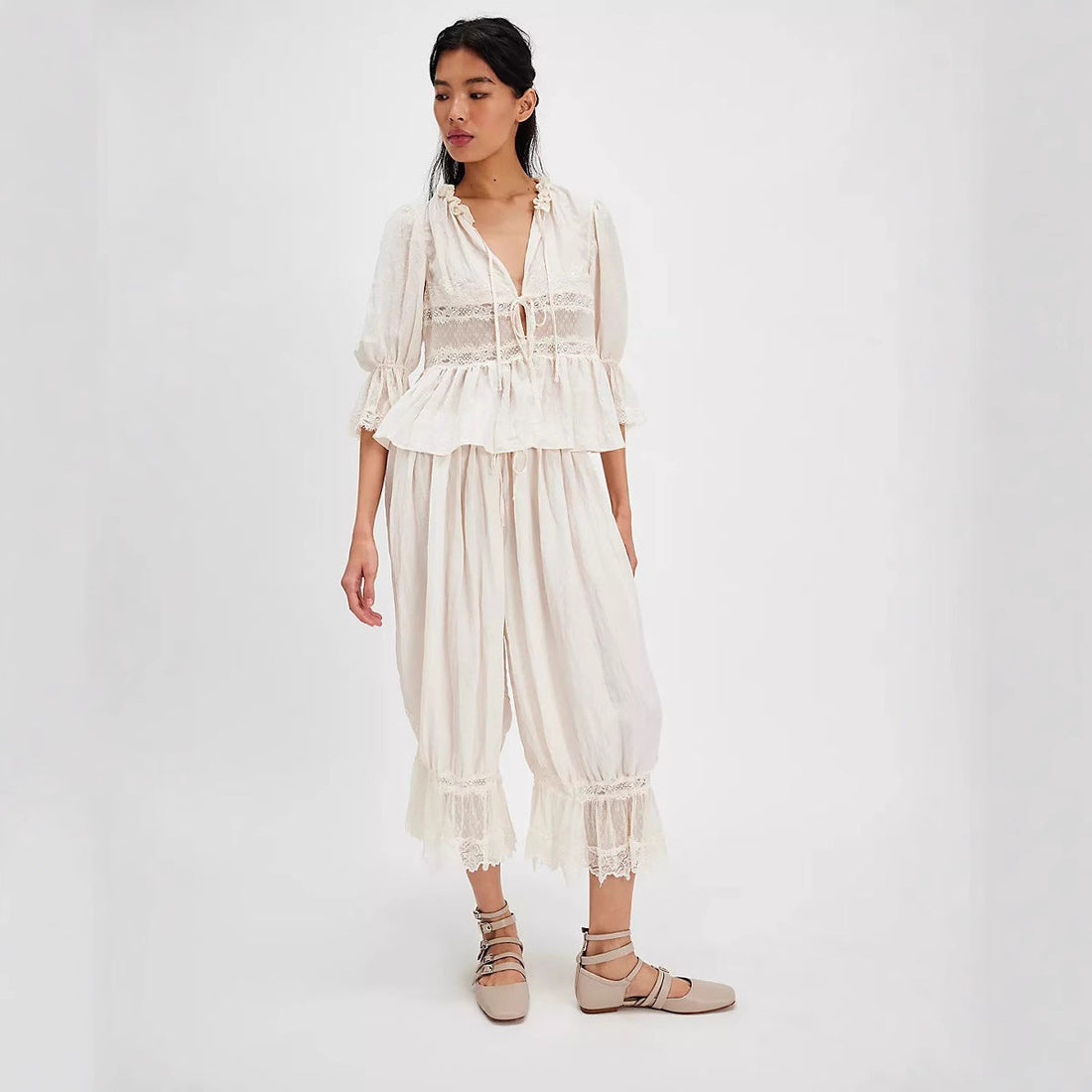 Dam Pyjamas Set – Mjuk Lätt Tyg – Avslappnad Passform – Spetsdetaljer – V-Hals Med Rosett