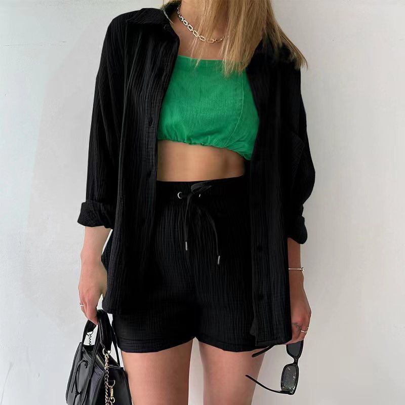 Damer tvådelat set – Oversized blus med knäppning – Högmidjade shorts med knytbälte