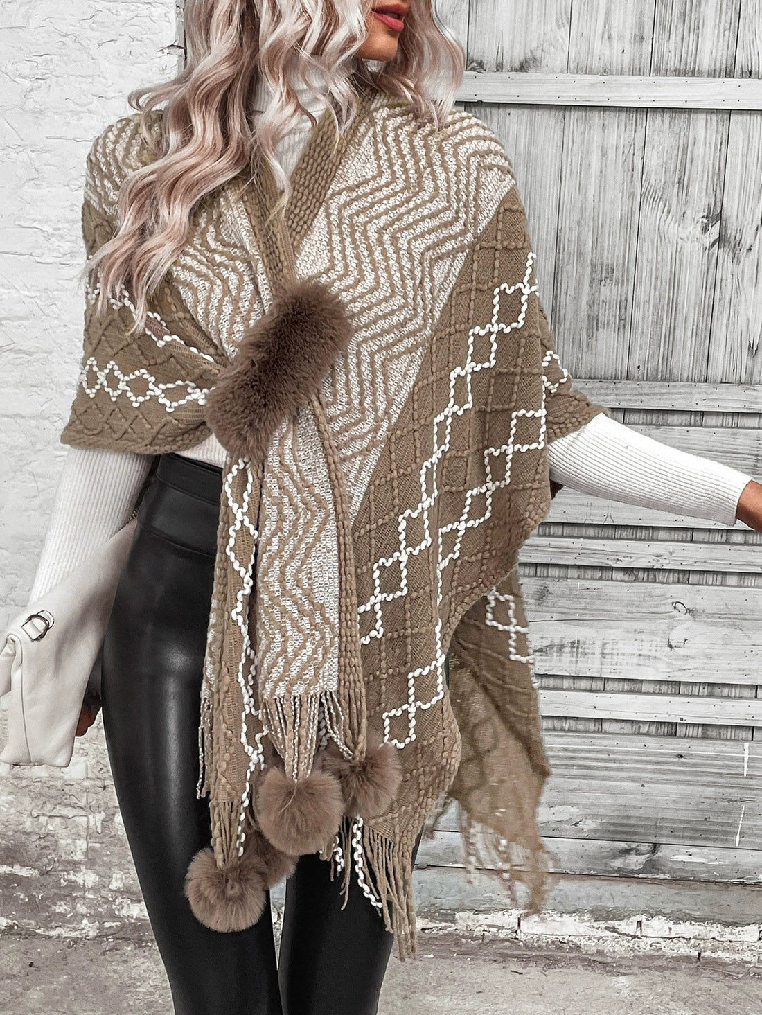 Damer Cape Sjal Väst – Oversized Passform – Ull Stickad – V-Ringning – Boho Fransar