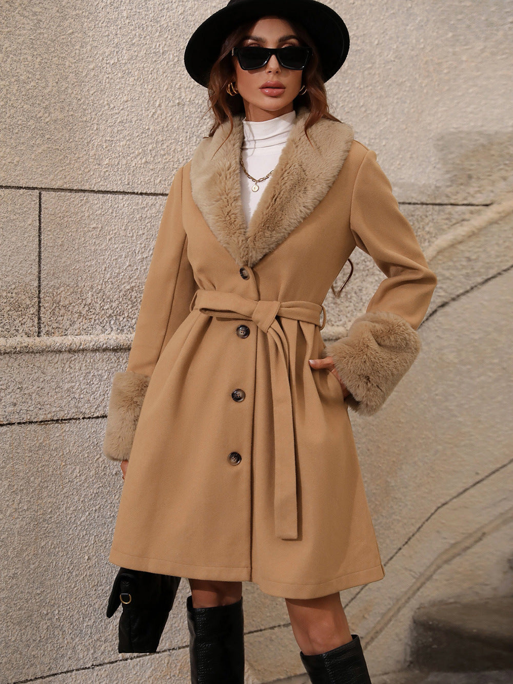 Dames trenchcoat – Tailored fit – Wolmix – Bontkraag en manchetten – Middellang met ceintuur