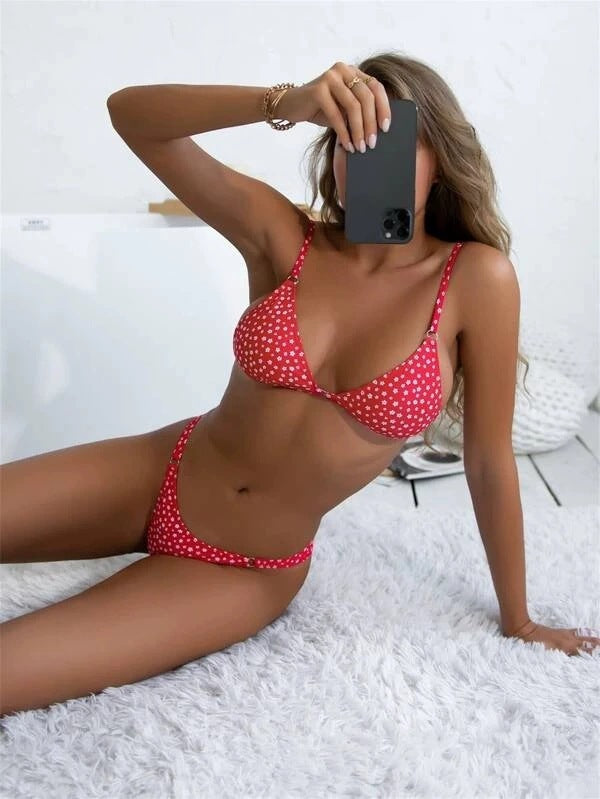 Dam Bikiniset – Triangel Modell – Justerbar Passform – Blommönster – Metalliska Detaljer
