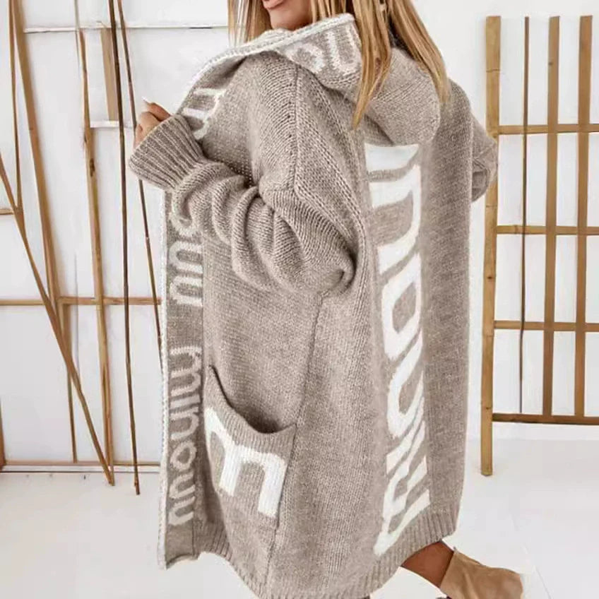 Damkofta – Stickad – Oversized Passform – Med Huva – Jacquard Detaljer – Lång Modell