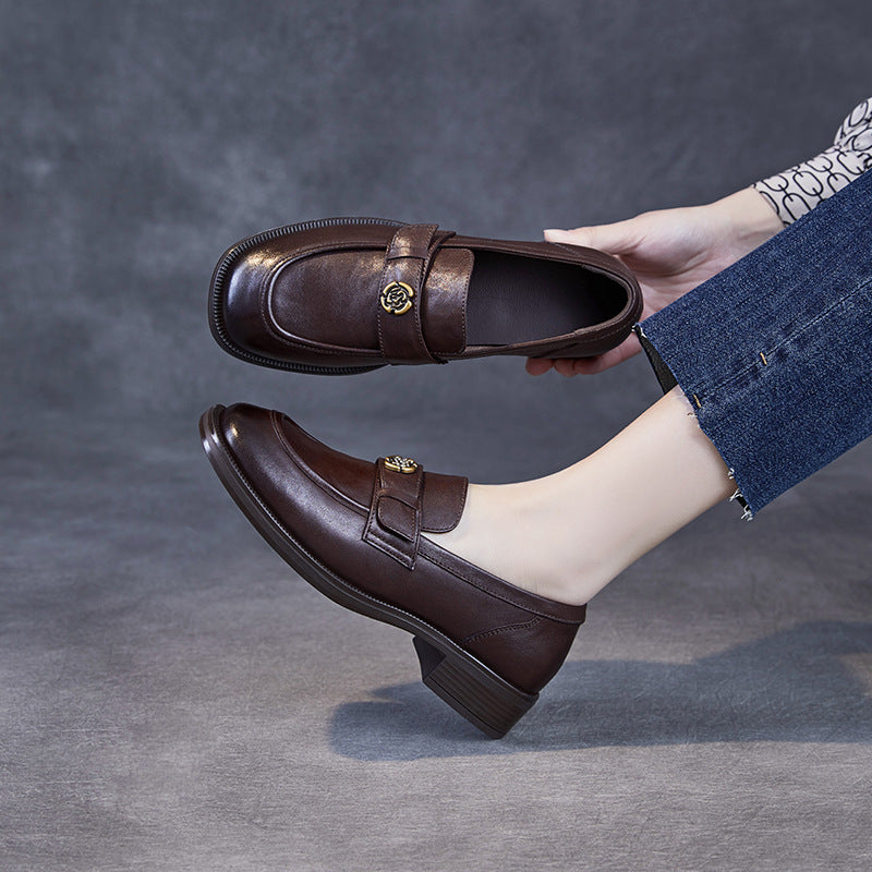 Damsloafers – Läder – Slim Passform – Låg Klack – Moc Tå – Kamelia Detalj