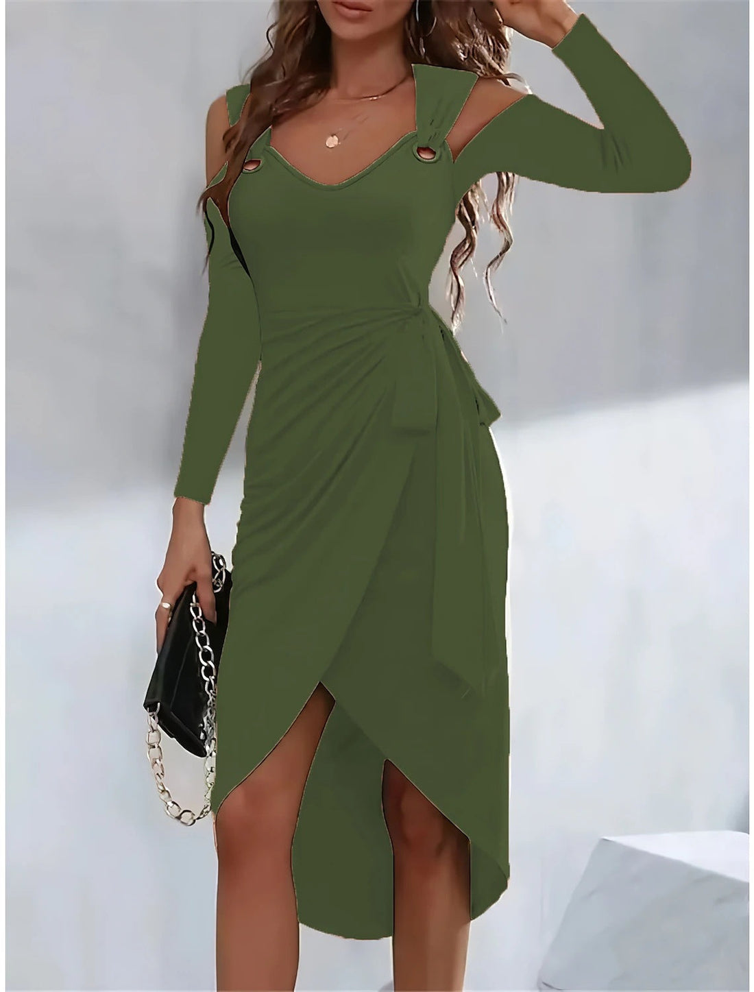 Damklänning – Slim Fit – V-Ringning – Midjeskärp – Axel Cut-Out – Asymmetrisk Fåll