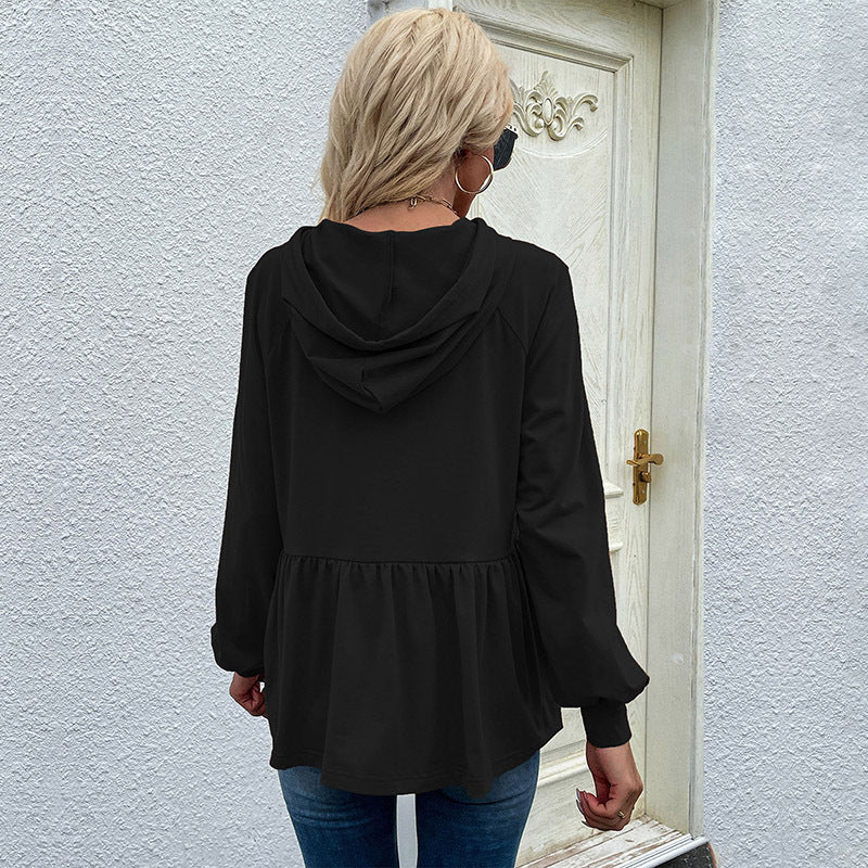 Dam Hoodie – Avslappnad Passform – Volang Detalj – Dragsko Hals – Mjuk Stickad Avslappnadstil