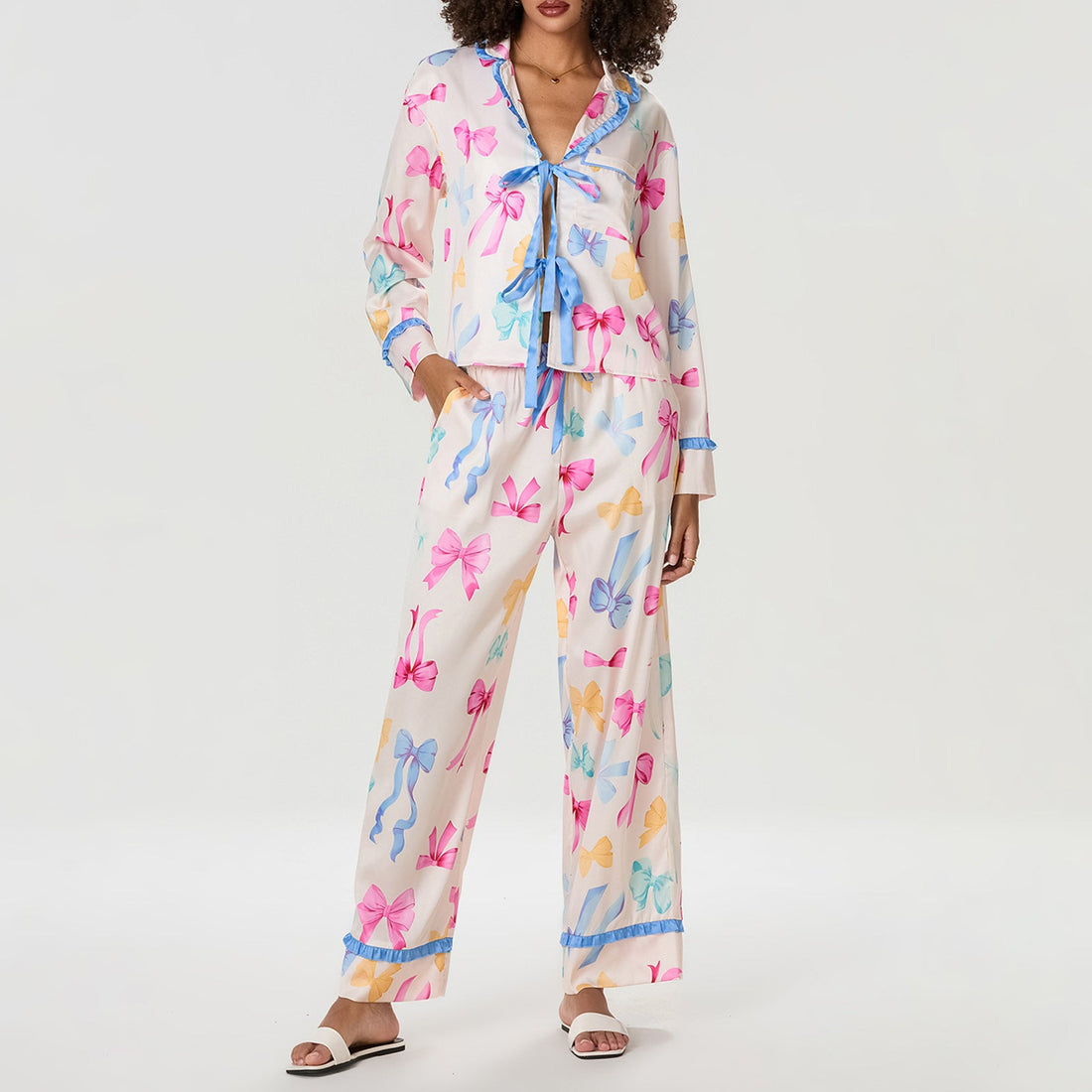 Dam Pyjamasset – Satinlook – Avslappnad Passform – Långa Ärmar – Volanger och Rosett