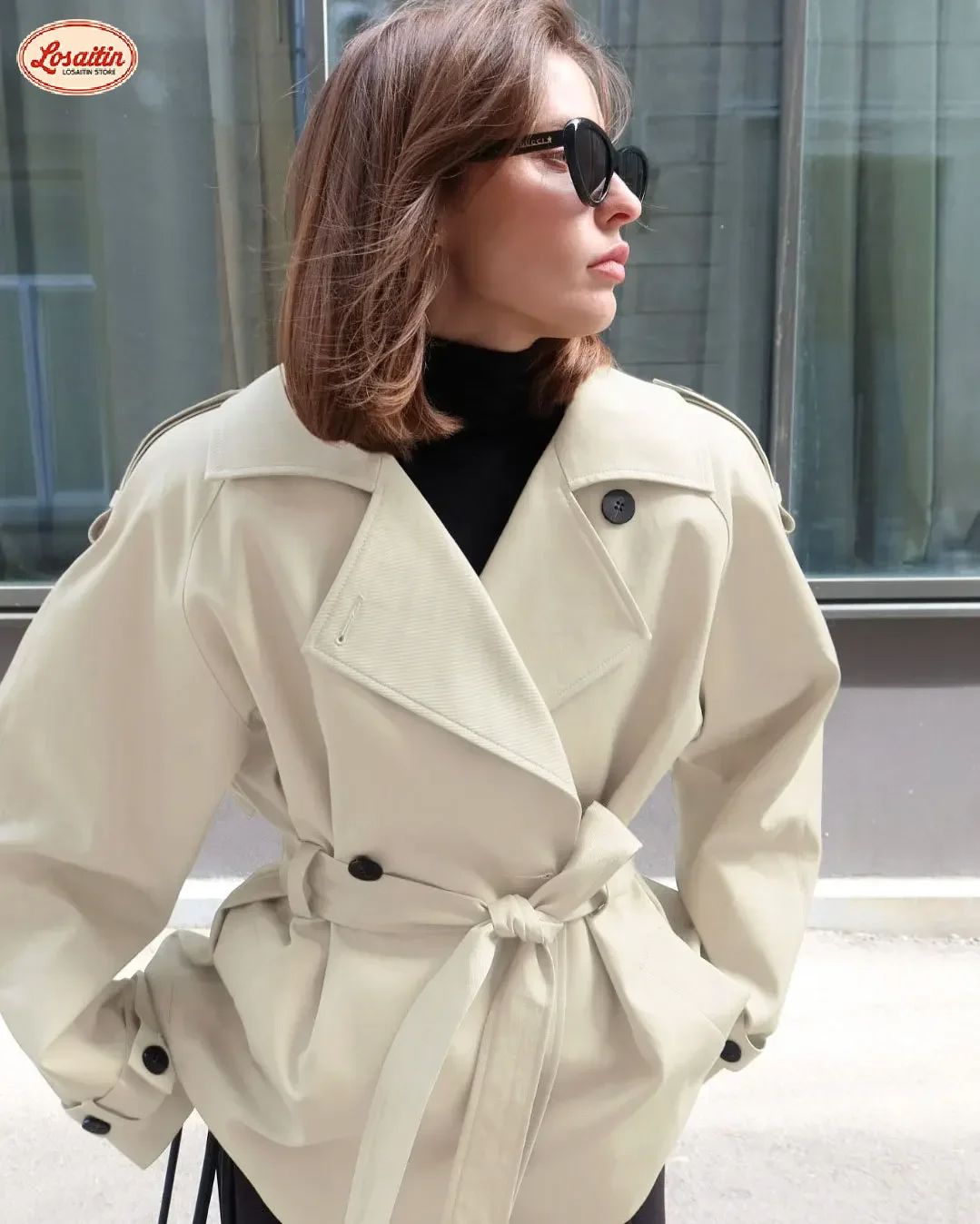 Dames trenchcoat kort – Katoenmix – Ceintuur – Enkelrij – Lange mouwen – Epauletten