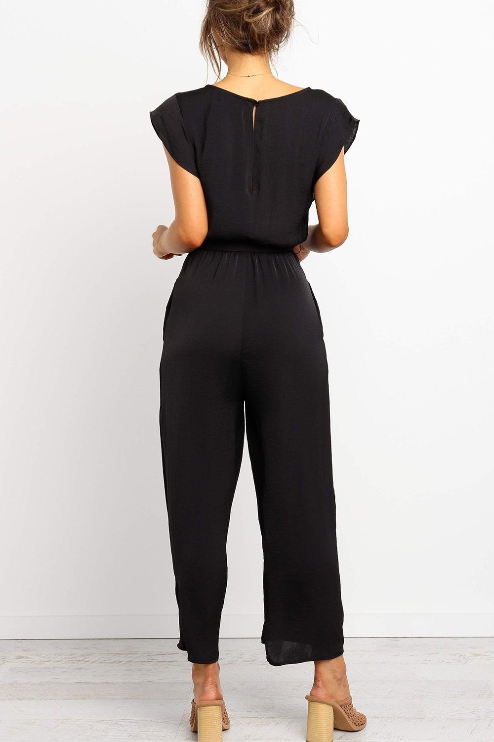 Dam Jumpsuit – Avslappnad Passform – V-Ringning – Bälte – Kappärmar – Andningsbart Material