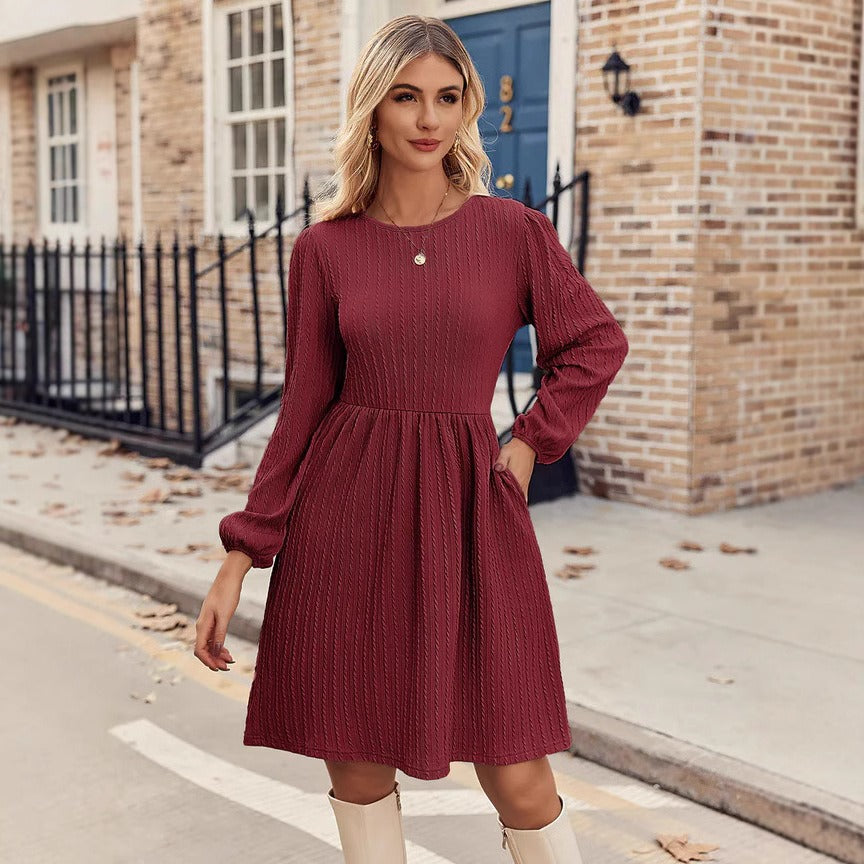 Damklänning – Figursydd och Utsvängd – Jacquard Stickad – Rund Hals – Långa Puffärmar