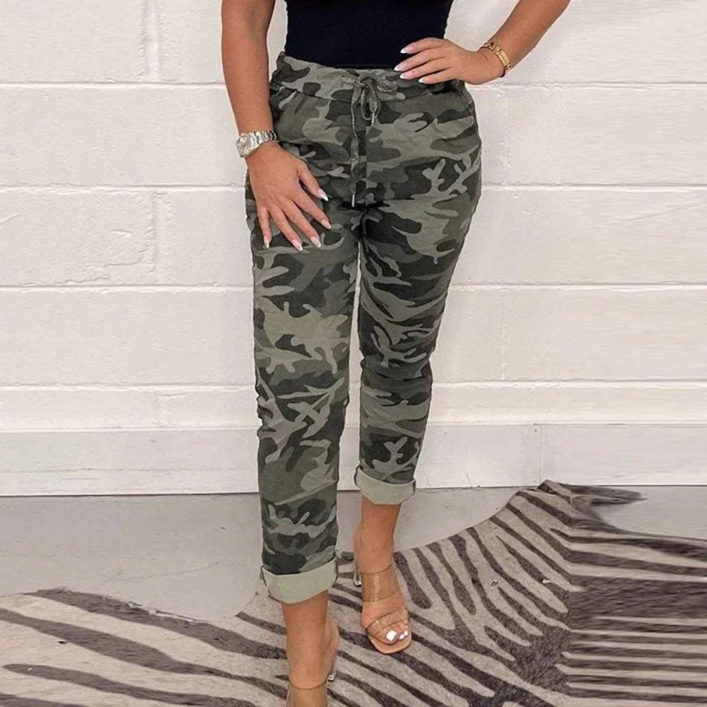 Dam Byxor – Avslappnad Passform – Bomullsmix – Dragsko Midja – Uppvikta Fållar – Kamouflagemönster