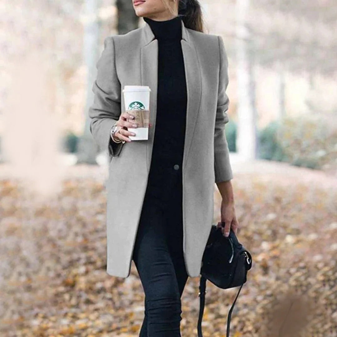 Dames trenchcoat – Woltextuur – Getailleerd model – Knielang – Minimalistisch design
