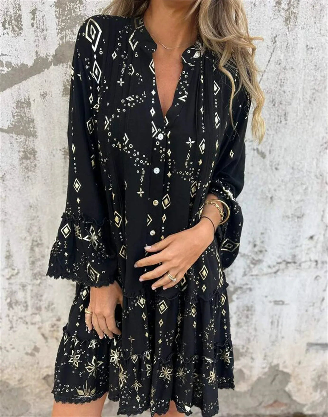 Damklänning – Utsvängd Passform – Spetsärm – Flerlagd Fåll – Glänsande Detaljer