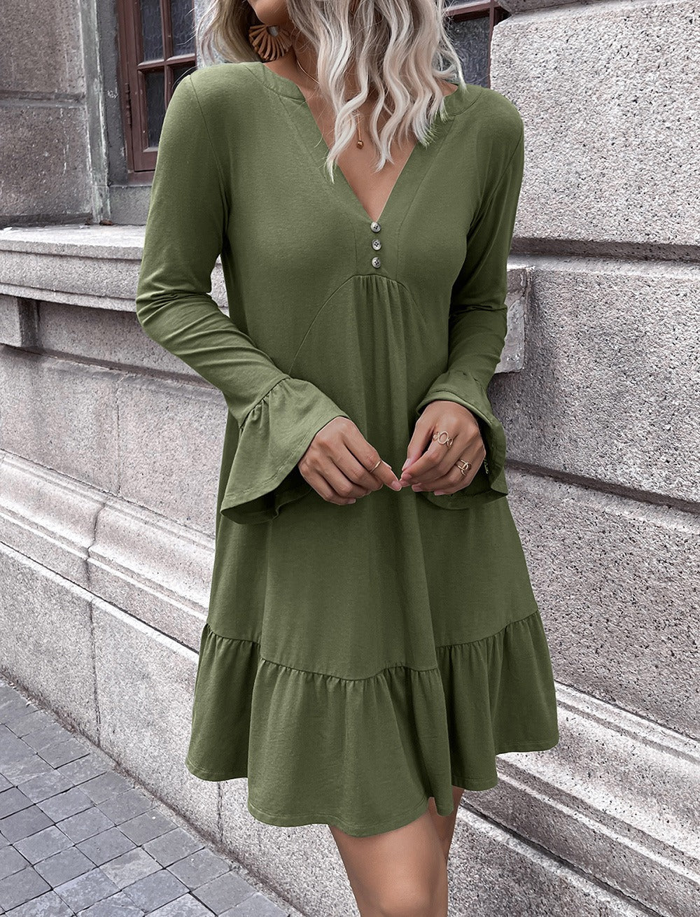 Damklänning – Utsvängd Passform – V-Ringning – Klockärmar – Flerlagd Fåll – Bomull