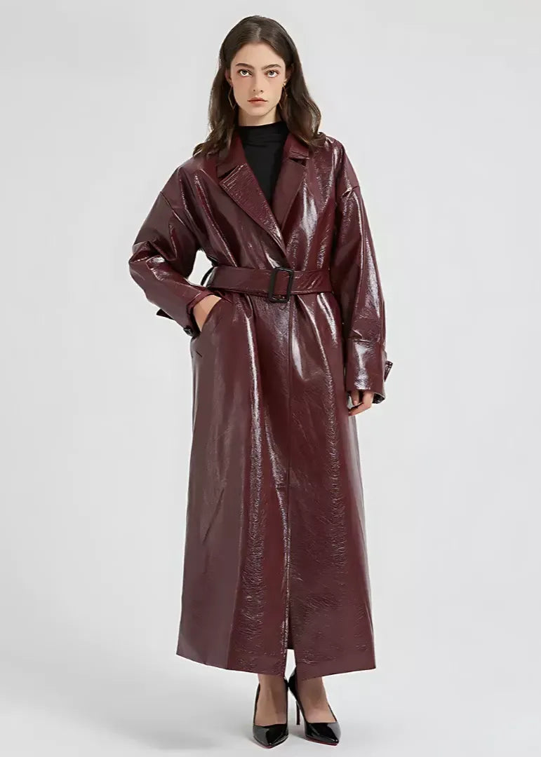 Dames trenchcoat – Glanzend vegan leer – Slim fit – Enkel lengte – Minimalistisch design