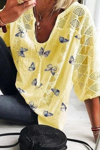 Dam Blus – Avslappnad Passform – V-Ringning – 3/4 Ärm – Spetsdetalj – Fjärilstryck